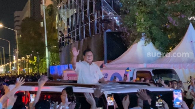 Presiden Prabowo Menyapa Masyarakat yang Datang Menonton Acara Malam Tahun Baru di Bundaran HI