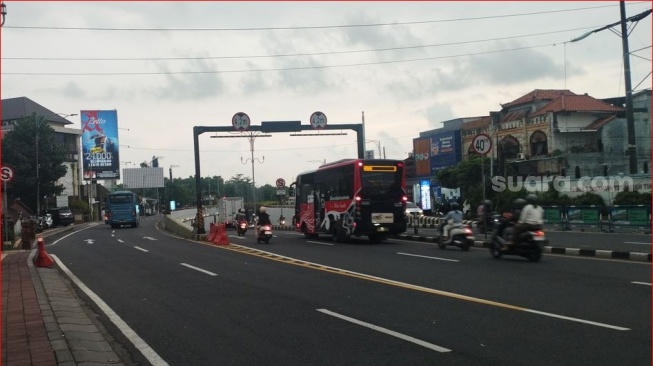 Situasi lalu lintas di kawasan Kuta, Kabupaten Badung, Selasa (31/12/2024) (suara.com/Putu Yonata Udawananda)