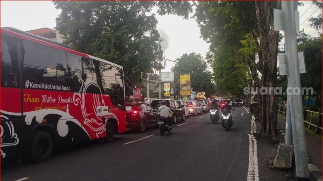 Situasi lalu lintas di kawasan Kuta, Kabupaten Badung, Selasa (31/12/2024) (suara.com/Putu Yonata Udawananda)