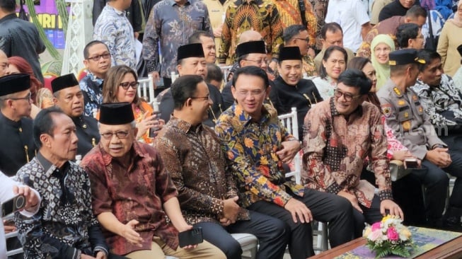 Momen Langka! Anies dan Ahok Duduk Sebelahan, Ngobrol Akrab di Balai Kota