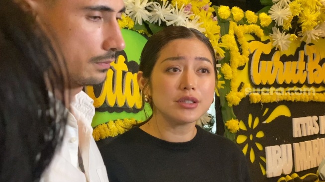 Jessica Iskandar dan Vincent Verhaag di rumah duka Hardi Iskandar di RSPAD Gatot Soebroto, Jakarta, Selasa (31/12/2024). [Suara.com/Adiyoga Priyambodo]