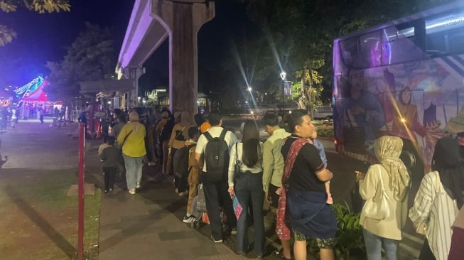 Masyarakat padati TMII di malam tahun baru 2025 (Suara.com/Bagaskara Isdiansyah)