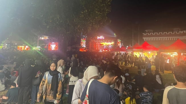 Malam Tahun Baru TMII Diserbu Warga, Antusias Saksikan Air Mancur Menari, Konser Hingga Pesta Kembang Api