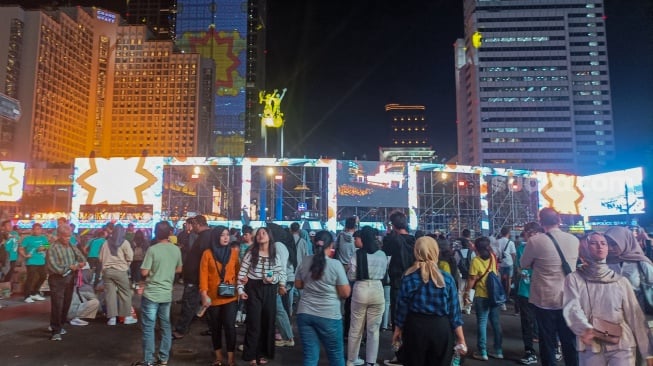 Suasana Warga memadati Car Free Night di kawasan Bundaran HI, Jakarta, Selasa (31/12/2024). [Suara.com/Alfian Winanto]