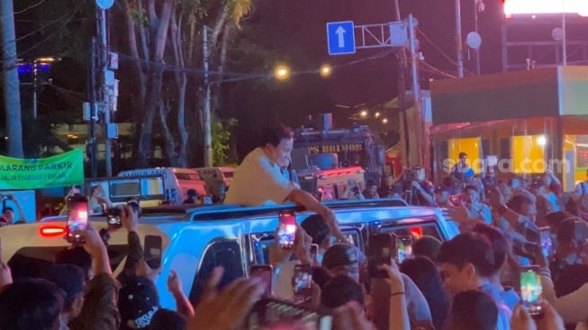 Presiden Prabowo menyapa masyarakat di acara perayaan malam tahun baru di Bundaran HI, Jakarta Pusat, Selasa (31/12/2024). [Suara.com/Tiara Rosana]