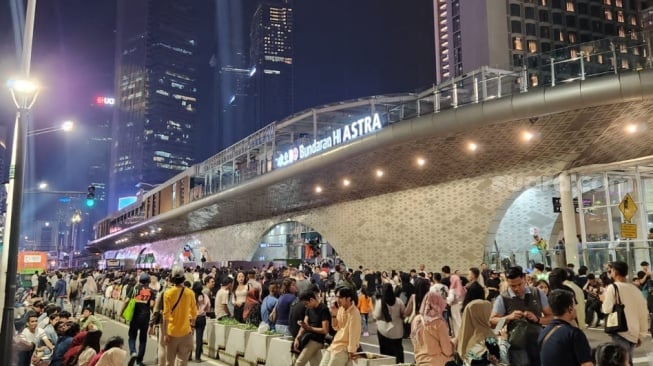 Dari Monas Hingga Bundaran HI, Car Free Night Jakarta Penuh Warna Warni Tahun Baru