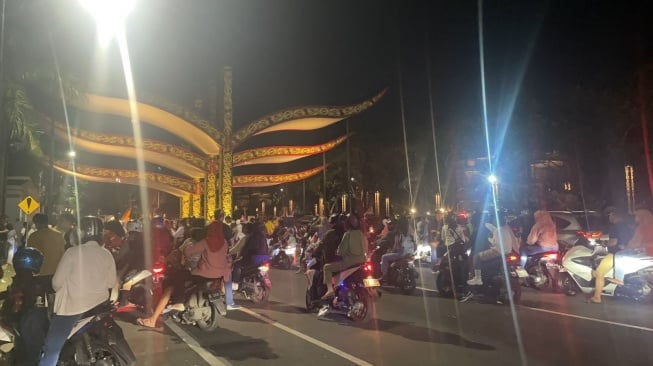 Masyarakat padati TMII di malam tahun baru 2025 (Suara.com/Bagaskara Isdiansyah)