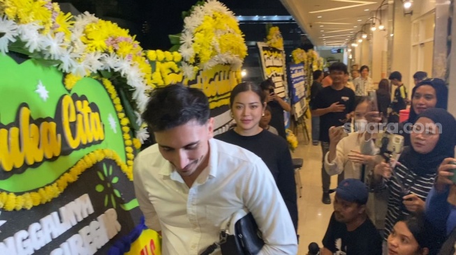 Jessica Iskandar dan Vincent Verhaag di rumah duka Hardi Iskandar di RSPAD Gatot Soebroto, Jakarta, Selasa (31/12/2024). [Suara.com/Adiyoga Priyambodo]