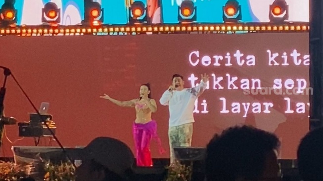 Ramaikan Acara Malam Tahun Baru di Bundaran HI, Aksi Yura Yunita dan Suami Bikin Baper