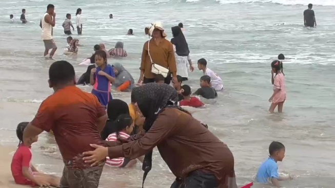Dari Palembang Hingga Jakarta, Wisatawan Padati Pantai di Kalianda Lampung Selatan