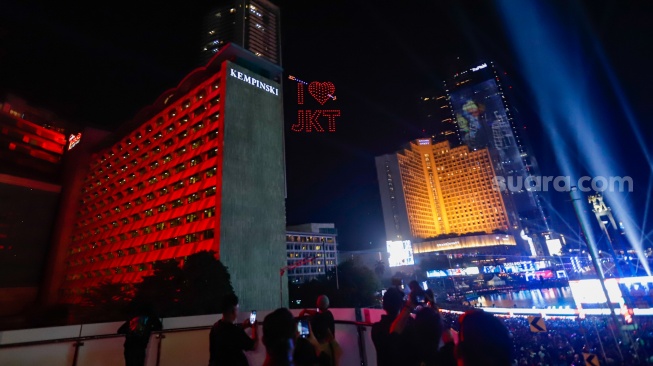 Suasana pertunjukan Drone Light Show saat malam perayaan tahun baru 2025 kawasan Bundaran HI, Jakarta, Rabu (1/1/2025). [Suara.com/Alfian Winanto]