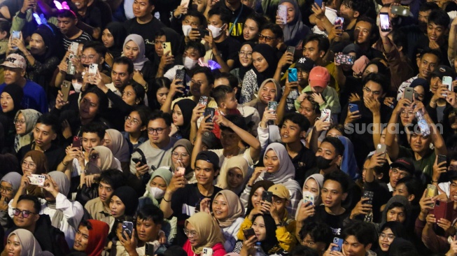 Warga melihat pesta kembang api saat malam perayaan tahun baru 2025 kawasan Bundaran HI, Jakarta, Rabu (1/1/2025). [Suara.com/Alfian Winanto]