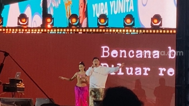 Yura Yunita saat tampil di acara malam tahun baru Kirana Jakarta 2025 di Bundaran HI, Jakarta Pusat, Selasa (31/12/2024) [Suara.com/Tiara Rosana].