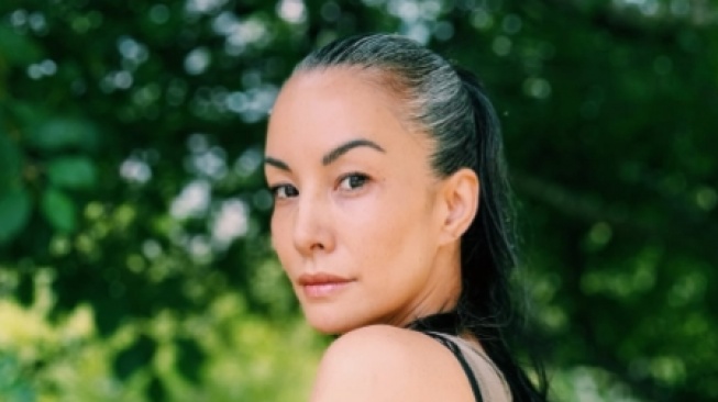 7 Pesona Nadya Hutagalung dengan Rambut Beruban, Memukau!