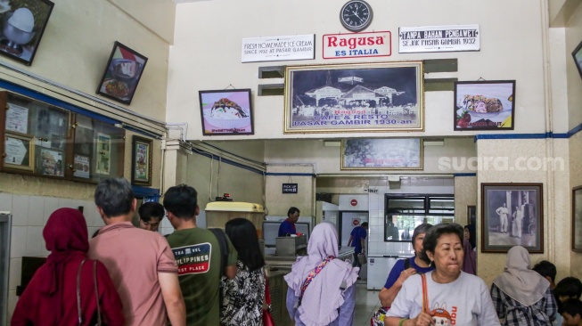 Pengunjung memesan es krim di Ragusa Es Italia di Jakarta, Rabu (1/1/2025). [Suara.com/Alfian Winanto]