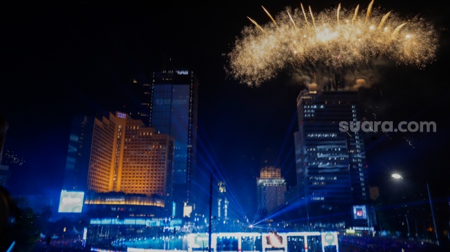 Suasana pesta kembang api saat malam perayaan tahun baru 2025 kawasan Bundaran HI, Jakarta, Rabu (1/1/2025). [Suara.com/Alfian Winanto]