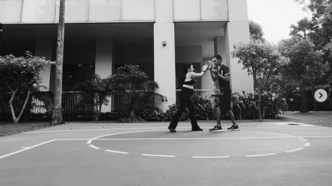 Nikita Willy melakukan olahraga Muay Thai saat hamil besar. [Instagram/@nikitawillyofficial94]