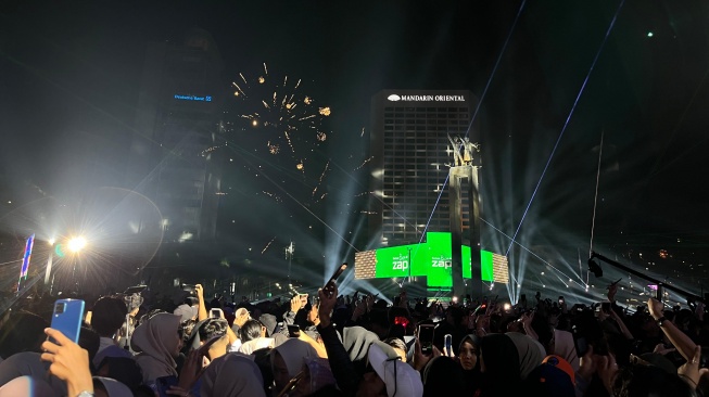 Perayaan malam pergantian tahun 2025 di Bundaran Hotel Indonesia (HI) berlangsung semarak. Masyarakat antusias memenuhi sekitar Jalan Sudirman-Thamrin, Jakarta Pusat [Fakhri/Suara.com]