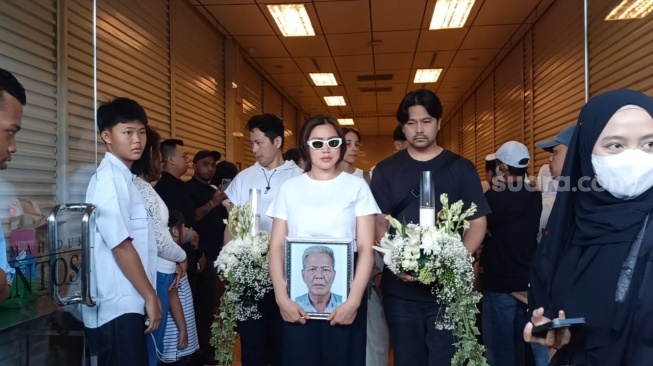 Abu Jenazah Ayah Jessica Iskandar Dilarung ke Laut, Vincent Verhaag: Biar Bisa Tengok Anak ke Amerika