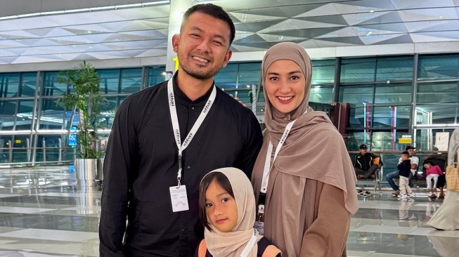 Keluarga Terjerat Kisruh Warisan, Atiqah Hasiholan Jalani Ibadah Umrah