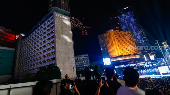 Suasana pertunjukan Drone Light Show saat malam perayaan tahun baru 2025 kawasan Bundaran HI, Jakarta, Rabu (1/1/2025). [Suara.com/Alfian Winanto]