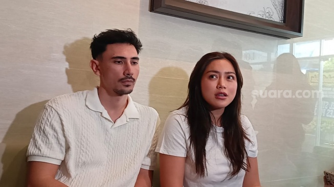 Jessica Iskandar dan Vincent Verhaag ditemui di Rumah Duka Sentosa, Jakarta Pusat pada Rabu (1/1/2025) [Suara.com/Rena Pangesti]