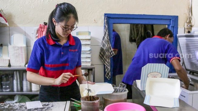 Juru masak membuat es krim di Ragusa Es Italia di Jakarta, Rabu (1/1/2025). [Suara.com/Alfian Winanto]