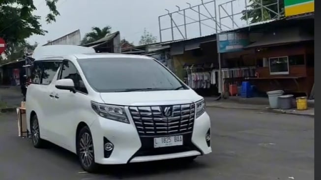 Toyota Alphard dipakai untuk berjualan (TikTok)