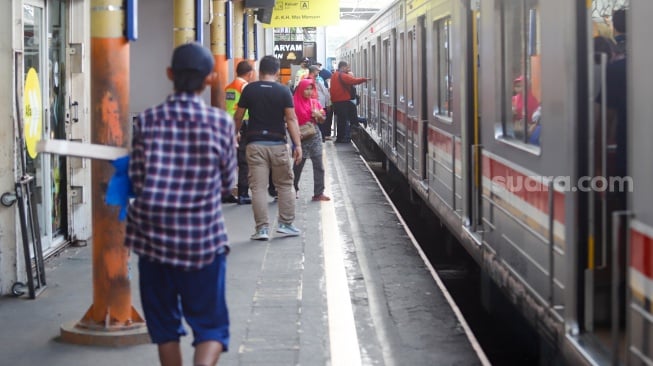 Penumpang menunggu kedatangan Commuterline di Stasiun Karet, Jakarta, Kamis (2/1/2025). [Suara.com/Alfian Winanto]