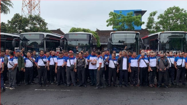 Ratusan Sopir Bus Trans Metro Dewata di Terminal Ubung, Kamis (2/1/2025) kini menanti kabar baik soal kelanjutan pekerjaan mereka [suara.com/Putu Yonata Udawananda]