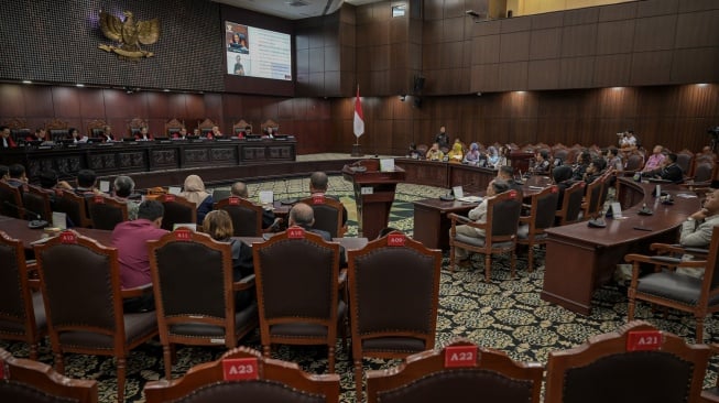 Suasana sidang putusan uji materi undang-undang di Gedung Mahkamah Konstitusi, Jakarta, Kamis (2/1/2025). [ANTARA FOTO/Fauzan/rwa]