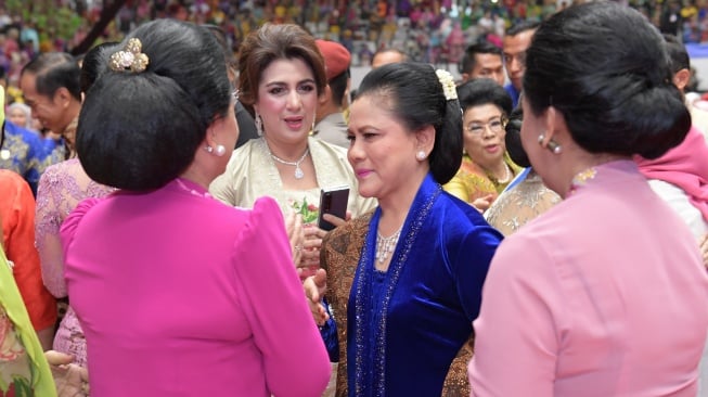 Iriana diduga memakai perhiasan berlian di Hari Kebaya Nasional. [BPMI Setpres/Kris]