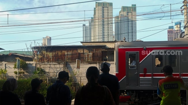 Penumpang menunggu kedatangan Commuterline di Stasiun Karet, Jakarta, Kamis (2/1/2025). [Suara.com/Alfian Winanto]