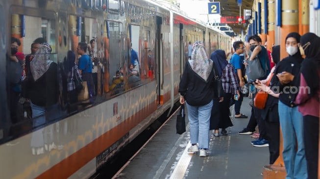 Penumpang menunggu kedatangan Commuterline di Stasiun Karet, Jakarta, Kamis (2/1/2025). [Suara.com/Alfian Winanto]