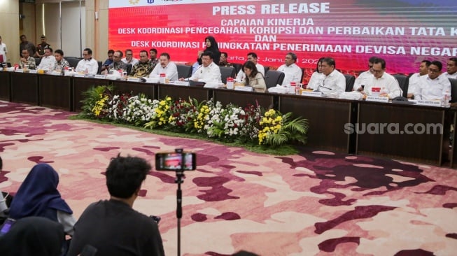 Menteri Koordinator Bidang Politik, Hukum, dan Keamanan (Menkopolkam) Budi Gunawan, bersama Jaksa Agung ST Burhanuddin dan Menteri Komunikasi dan Digital Meutya Hafid, mengumumkan capaian kerja Desk Koordinasi Pencegahan Korupsi, Perbaikan Tata Kelola, serta Desk Koordinasi Peningkatan Penerimaan Devisa Negara di Gedung Kejaksaan Agung RI, Jakarta, Kamis (2/1/2025). [Suara.com/Alfian Winanto]