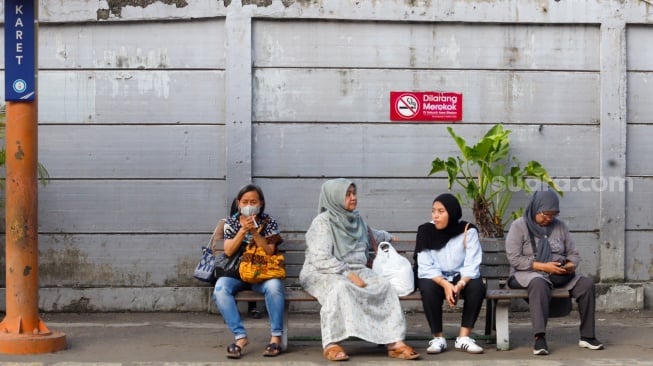 Penumpang menunggu kedatangan Commuterline di Stasiun Karet, Jakarta, Kamis (2/1/2025). [Suara.com/Alfian Winanto]