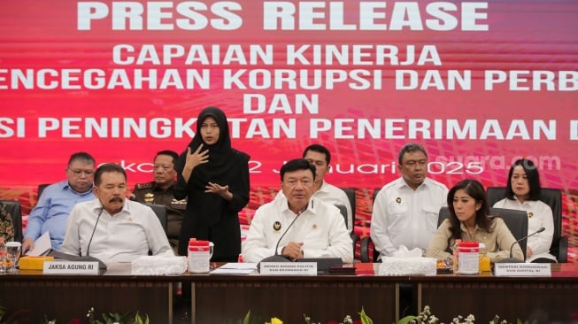 Menteri Koordinator Bidang Politik, Hukum, dan Keamanan (Menkopolkam) Budi Gunawan, bersama Jaksa Agung ST Burhanuddin dan Menteri Komunikasi dan Digital Meutya Hafid, mengumumkan capaian kerja Desk Koordinasi Pencegahan Korupsi, Perbaikan Tata Kelola, serta Desk Koordinasi Peningkatan Penerimaan Devisa Negara di Gedung Kejaksaan Agung RI, Jakarta, Kamis (2/1/2025). [Suara.com/Alfian Winanto]