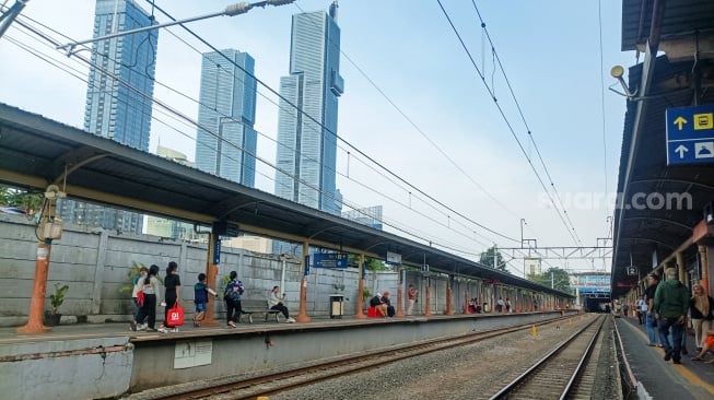 Suasana aktivitas di Stasiun Karet, Jakarta, Kamis (2/1/2025). [Suara.com/Alfian Winanto]