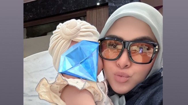 Syahrini Posting Potret Bareng Princess R yang Sudah Berusia 5 Bulan (Instagram)