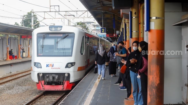 Kereta Bandara melintas di Stasiun Karet, Jakarta, Kamis (2/1/2025). [Suara.com/Alfian Winanto]