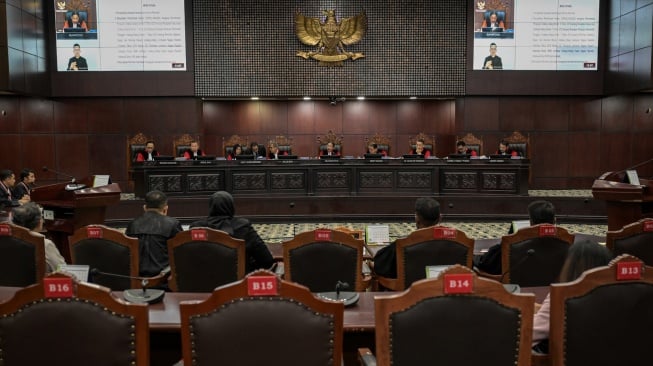 Suasana sidang putusan uji materi undang-undang di Gedung Mahkamah Konstitusi, Jakarta, Kamis (2/1/2025). [ANTARA FOTO/Fauzan/rwa]