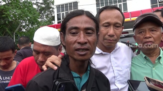 Andy Prabowo, ayah almarhum Gamma Rizkynata Oktafandi, memberikan keterangan kepada wartawan seusai rekonstruksi kasus penembakan siswa SMK Negeri 4 Semarang, Senin (29/12/2024). [suara.com/Sigit AF]