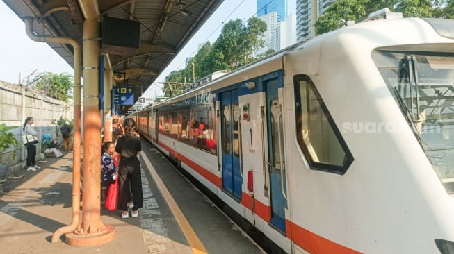 Kereta Bandara melintas di Stasiun Karet, Jakarta, Kamis (2/1/2025). [Suara.com/Alfian Winanto]