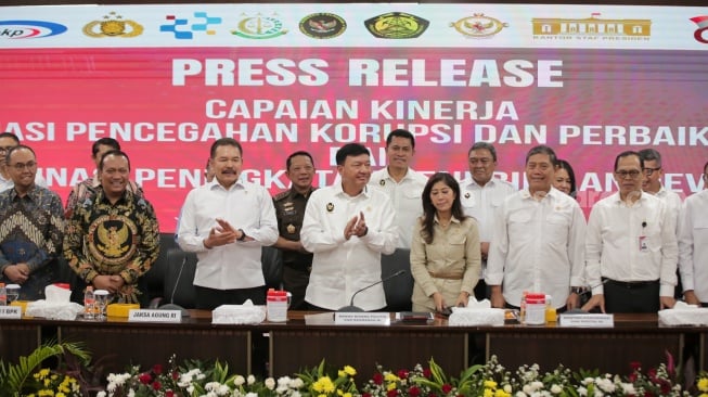 Menteri Koordinator Bidang Politik, Hukum, dan Keamanan (Menkopolkam) Budi Gunawan, bersama Jaksa Agung ST Burhanuddin dan Menteri Komunikasi dan Digital Meutya Hafid, mengumumkan capaian kerja Desk Koordinasi Pencegahan Korupsi, Perbaikan Tata Kelola, serta Desk Koordinasi Peningkatan Penerimaan Devisa Negara di Gedung Kejaksaan Agung RI, Jakarta, Kamis (2/1/2025). [Suara.com/Alfian Winanto]