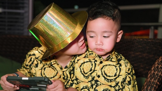 Outfit Rafathar dan Rayyanza saat malam tahun baru di Singapura. [Instagram @raffinagita1717]