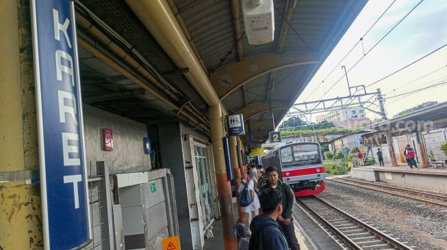 Penumpang menunggu kedatangan Commuterline di Stasiun Karet, Jakarta, Kamis (2/1/2025). [Suara.com/Alfian Winanto]