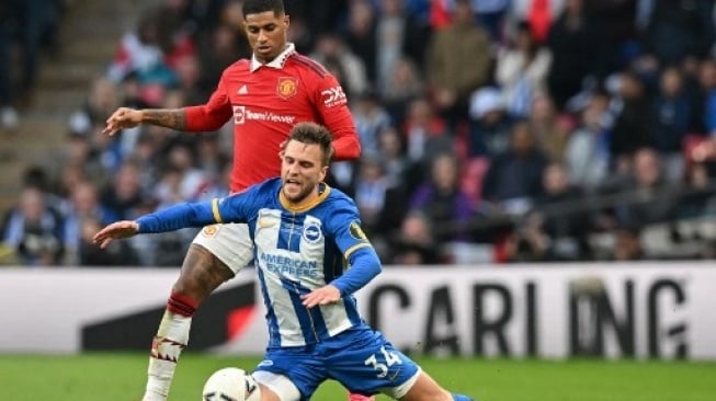 Joel Veltman saat berduel dengan Marcus Rashford. (AFP/Glyn Kirk)