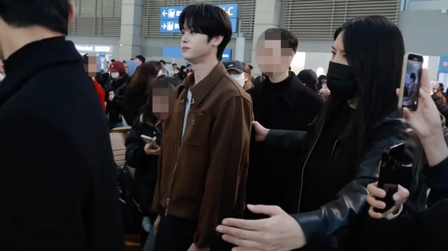 Fans Fanatik Pura-Pura Jadi Pengawal Idola K-Pop di Bandara, Warganet Geram