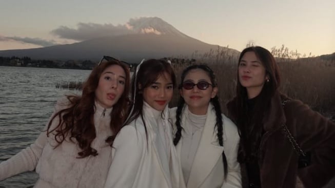 Fuji dan kawan-kawan berlibur ke Jepang (Instagram/@rachelvennya)