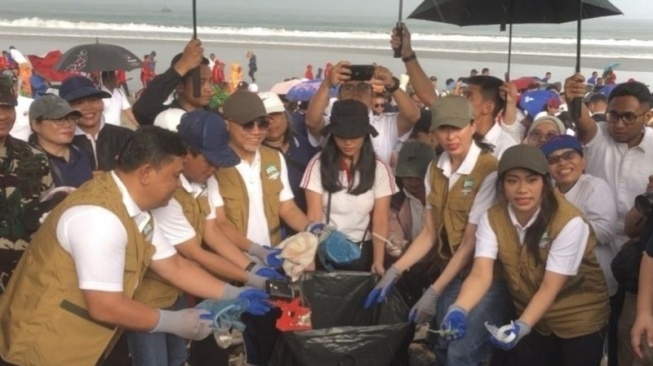 Datang ke Bali, Empat Menteri Ini Bersihkan Sampah di Pantai Kuta